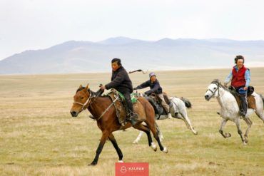 Son Kul, horse-riding