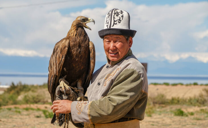 Adler Jager im Kalpak Hut in Kirgistan